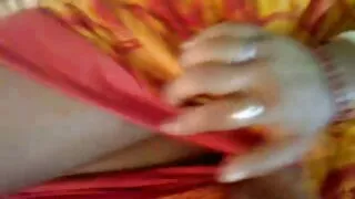 আবেদনময়ী স্বর্ণকেশী ...