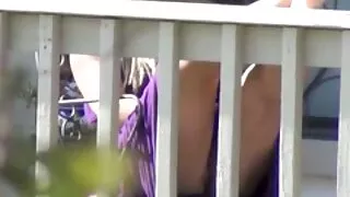কমনীয় স্বর্ণকেশী ছো ...